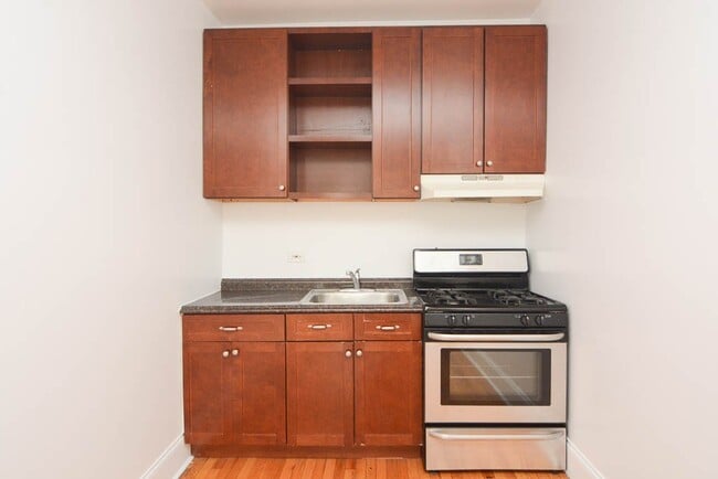 Foto del edificio - 2704 N Sawyer Ave