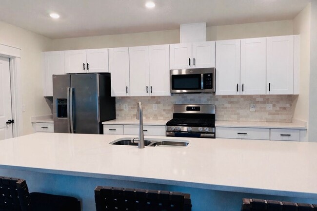 Foto del edificio - Stunning 4/3 with NO REAR NEIGHBORS!