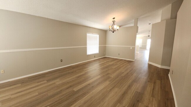 Building Photo - 4 Bedroom Home Riverview