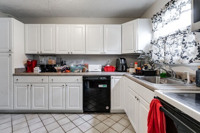 Foto del edificio - 3 Bedroom Townhome in Tuckahoe!