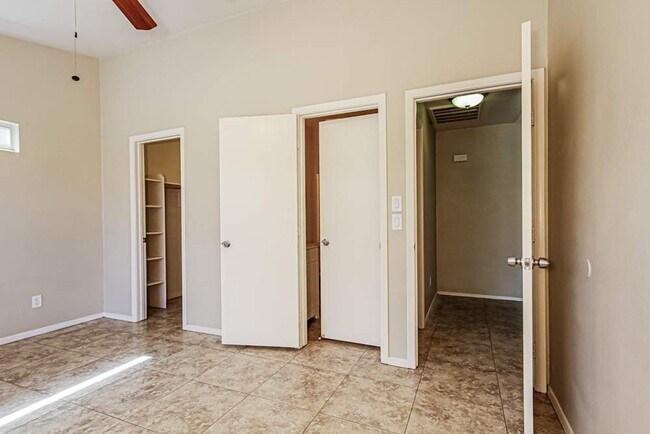 Foto del edificio - 8425 W Coronado Rd