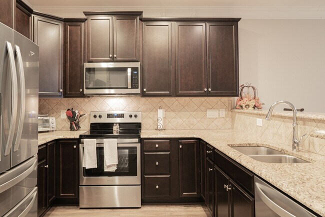 Foto del edificio - Walkertown- 3 bedroom, 3 bath town home