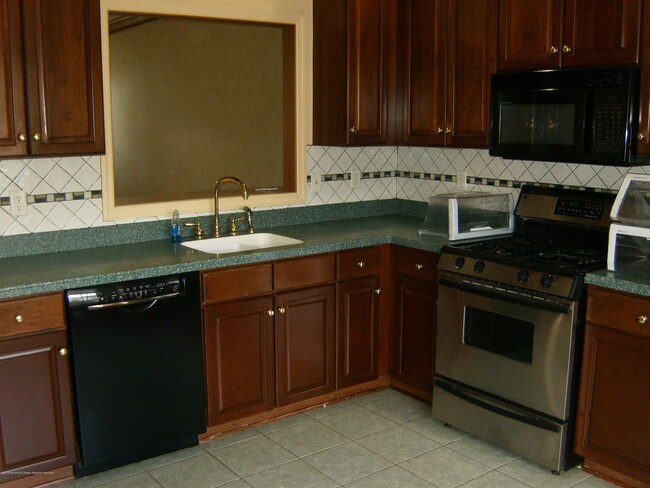 Foto del edificio - 350 Bernard Dr