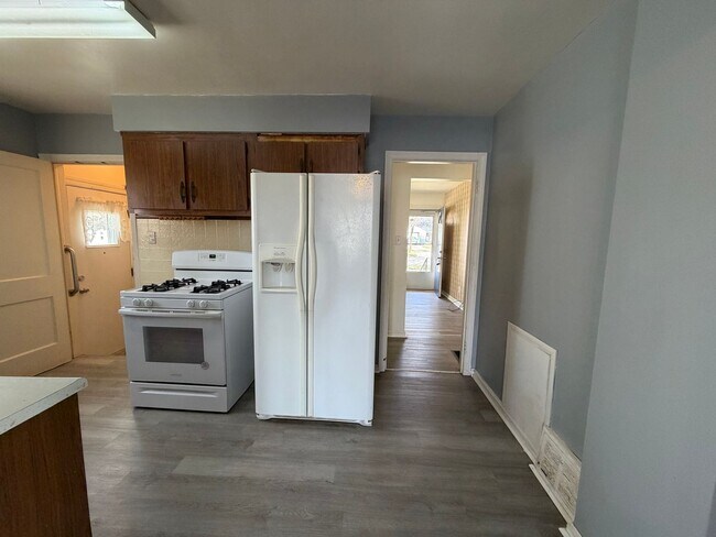 Foto del edificio - Bright Cape w/ Sunroom, Central Air, Big Basement & Backyard Shed