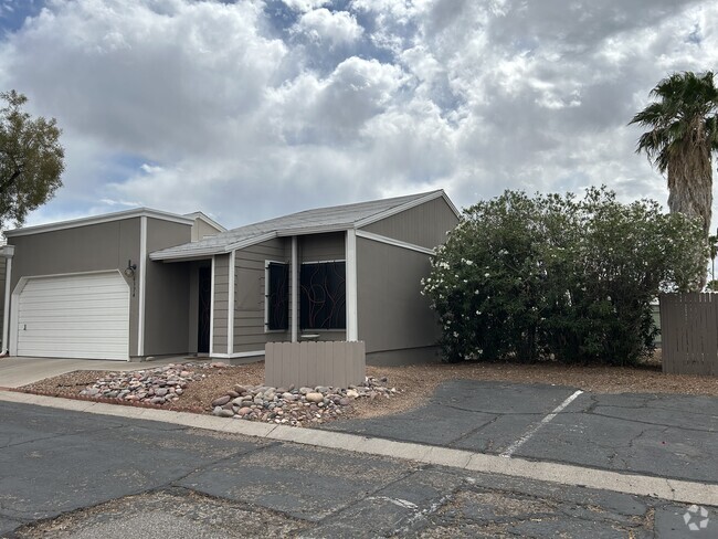 Building Photo - 6374 N Willowhaven Dr