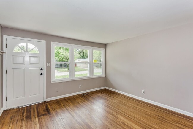 Building Photo - Three Bed for March move in!