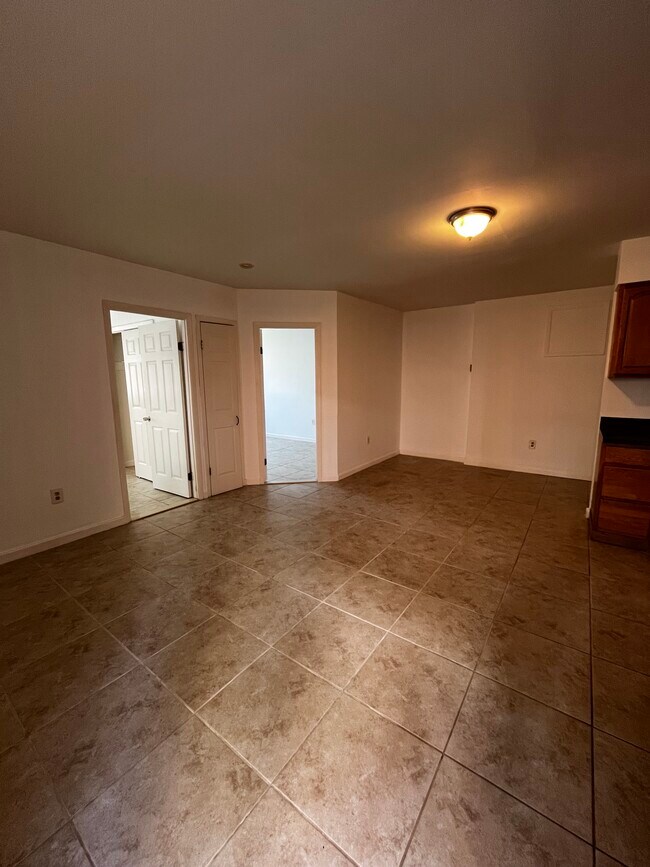 Foto del edificio - 240 Pennyfield Ave