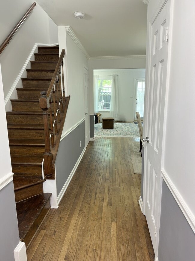 Building Photo - Charming 2 Bedroom 2.5 Bath Townhouse In O...