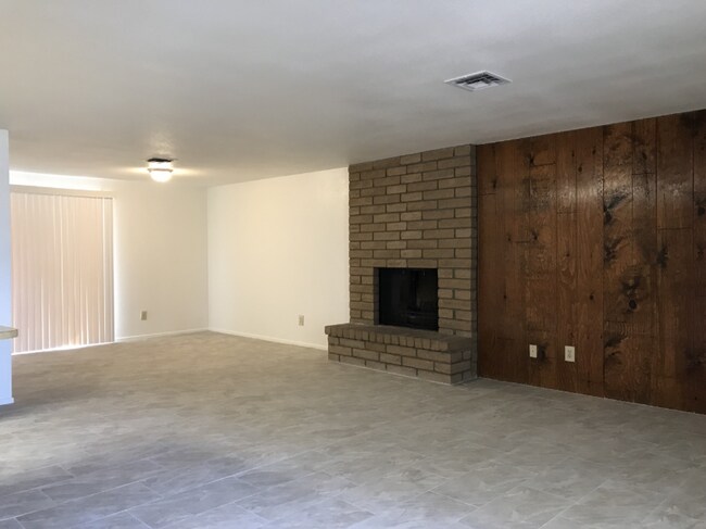 Building Photo - Chandler 3 Bedroom 1.75 Bathroom - Fireplace