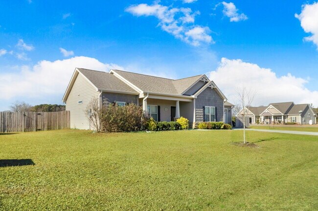 Foto del edificio - CHARMING ROSEWOOD HOME! 3 BR 2 BA w/ FENCED-IN BACKYARD