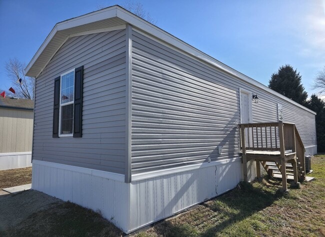 Building Photo - 1404 W Commodore Blvd