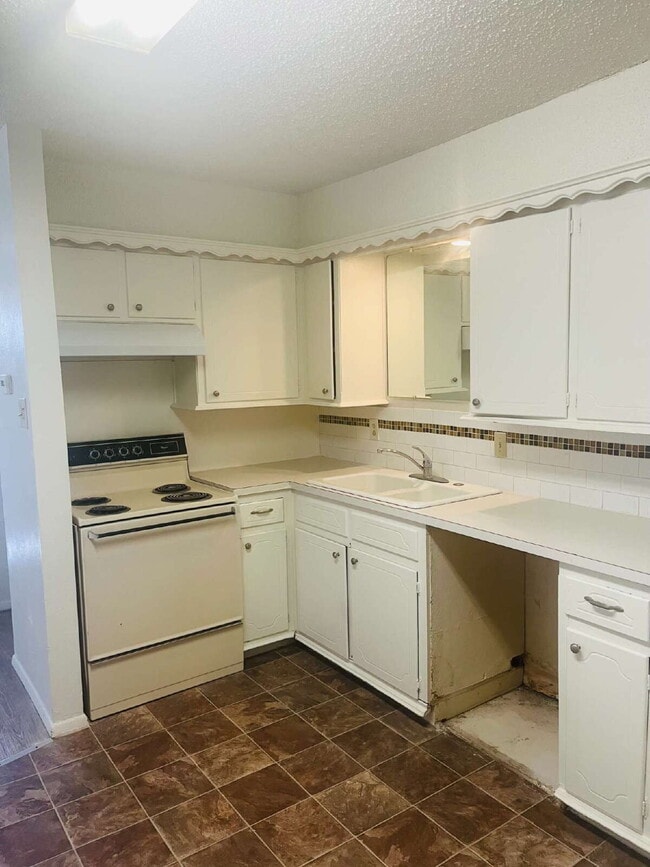 Building Photo - 2 Bedroom Townhome