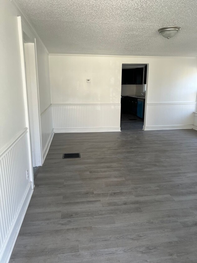 Foto principal - Recently Remodeled 3 bedroom 2 full bathro...