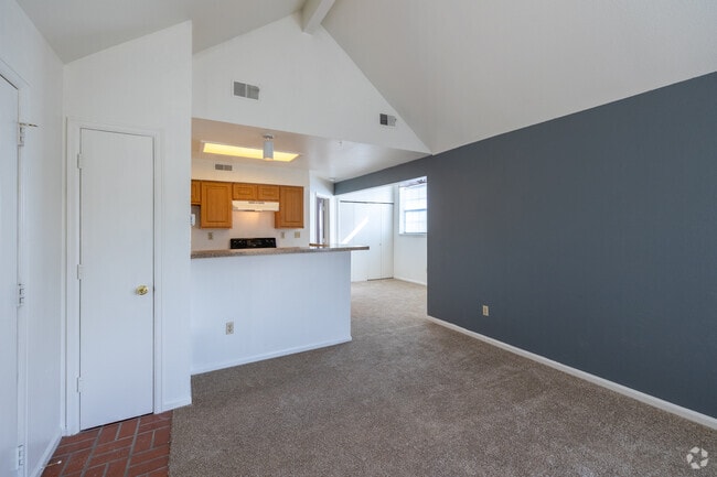 1BR, 1BA - 674SF - Living Room - Huntington Ridge Apartments