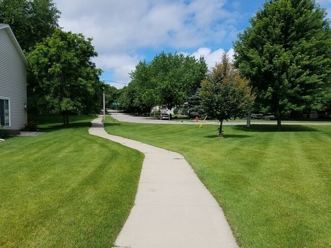 Building Photo - End-unit townhome with park-like yard area!