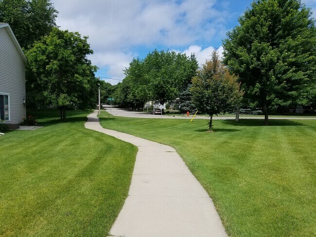 Foto del edificio - End-unit townhome with park-like yard area!