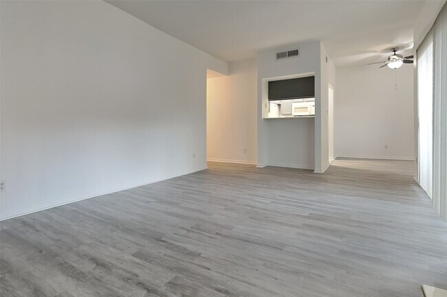 Foto del edificio - 6500 Harbor Town Dr