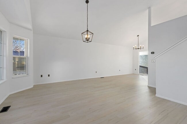 Building Photo - 87 Summit View Rd