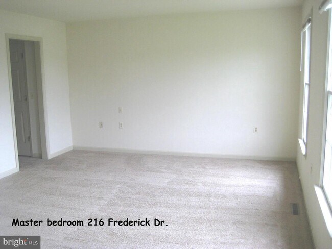 Foto del edificio - 216 Frederick Dr