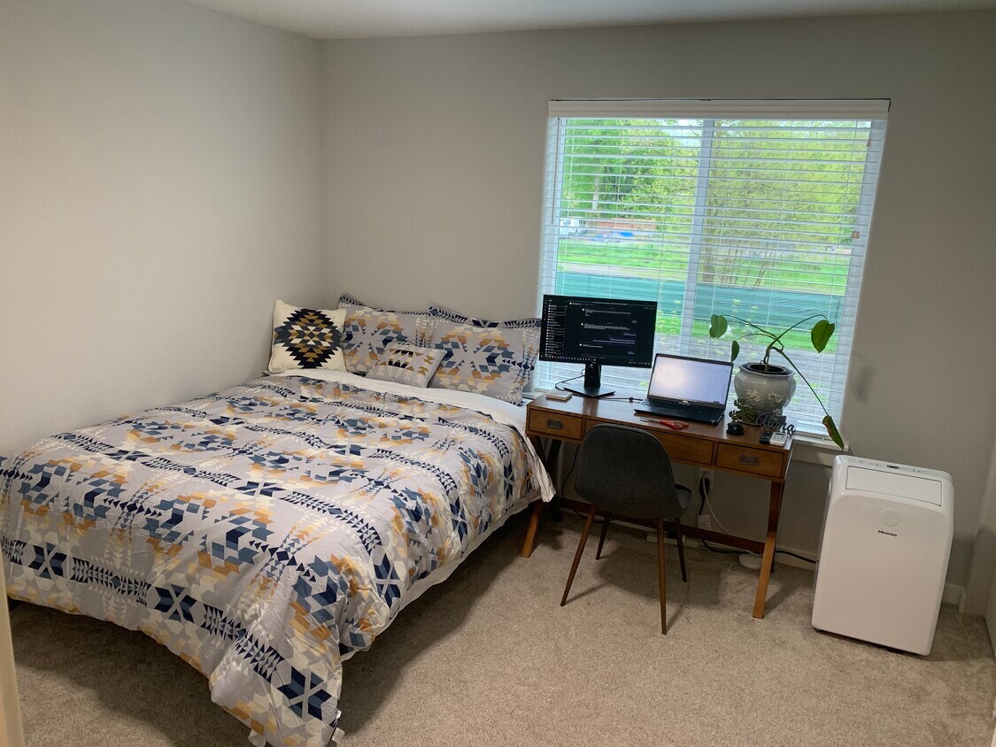 Private room - 12110 SE Raymond St