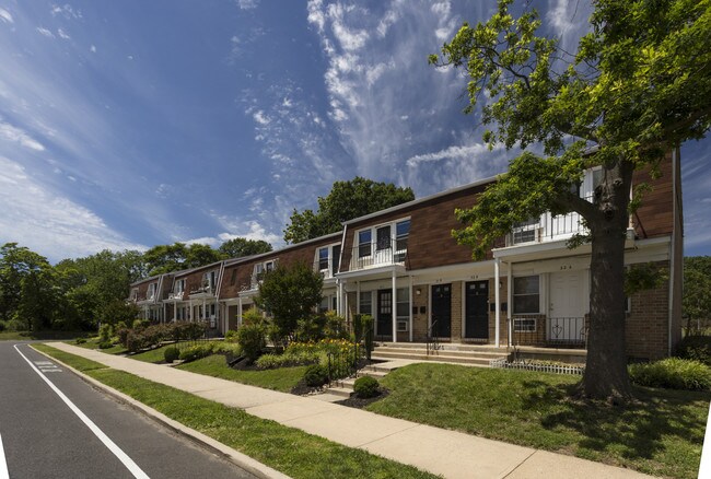 Foto del edificio - Lawnside/Evesham Court Apartments