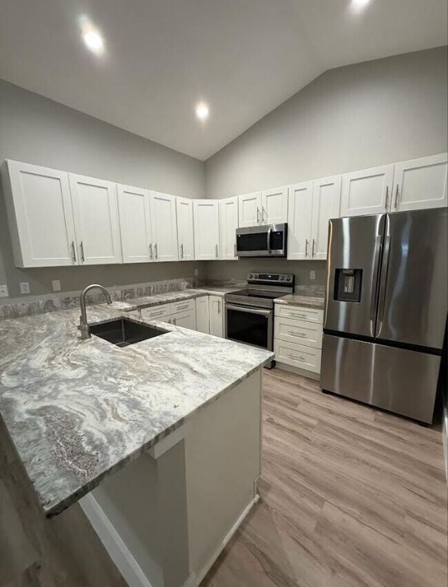 Foto del edificio - 3 Bedroom 2 Bath 2 Car garage pool home fo...