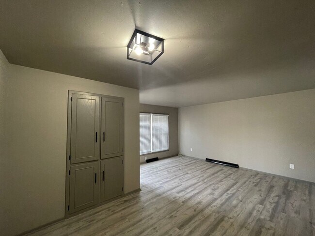 Foto del edificio - 5631-35 W Silver Spring Dr