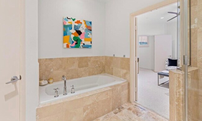 Foto del edificio - 2411 N Hall St