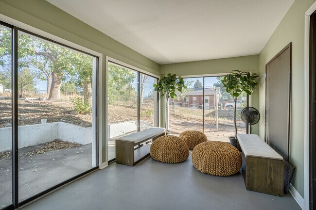 Foto del edificio - Room in a large shared home, great neighbo...