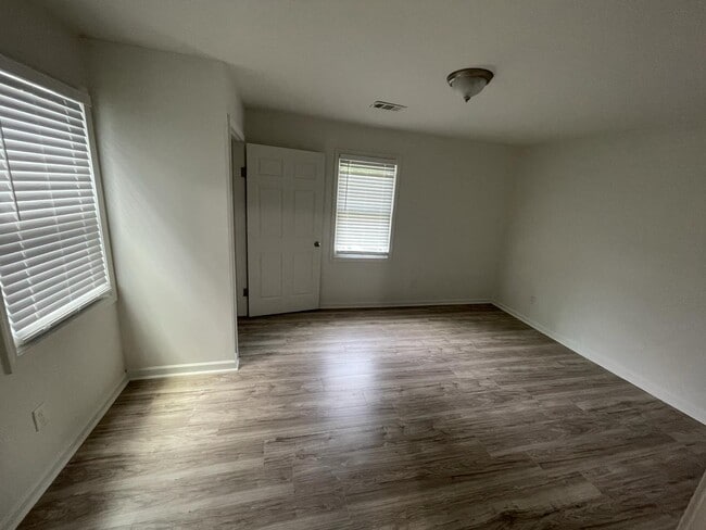 Building Photo - 5126 Lakeview Ct