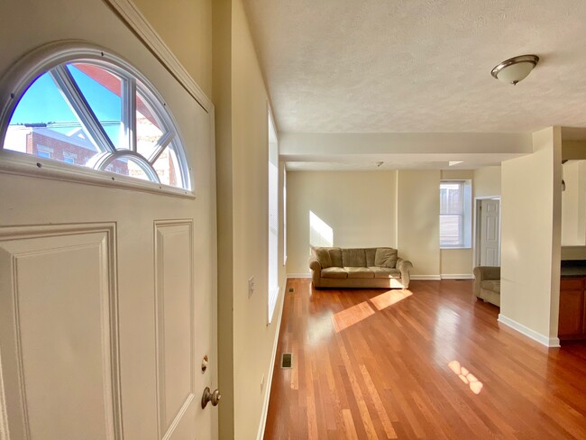 Entrance area - 1152 W 19th Pl