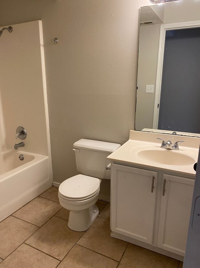 Building Photo - 5 Bedroom/3 bathroom house