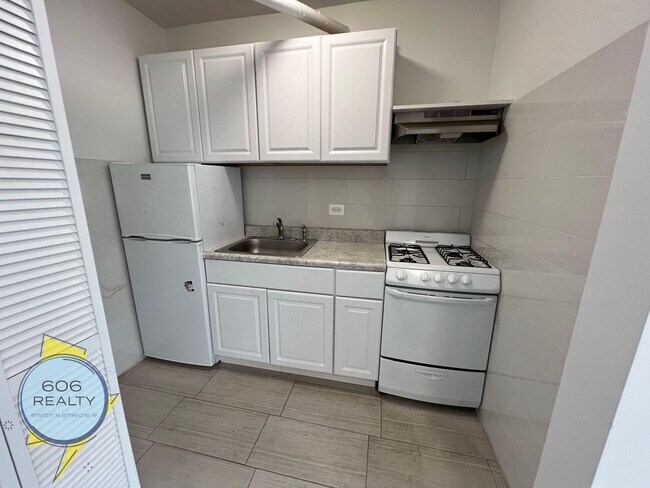 Foto del edificio - 3420 W Irving Park Rd