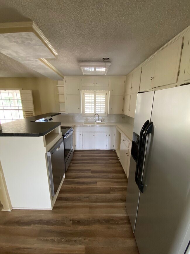 kitchen - 816 Laurence Dr