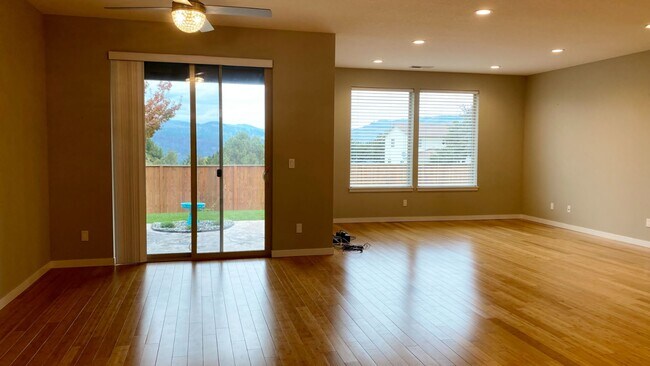 Foto del edificio - Convenient Hood River Location