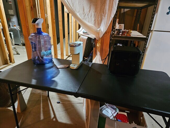 Cafetera, freidora de aire, agua purificada y refrigerador de tamaño completo. - 1111 Montserrat Park Rd