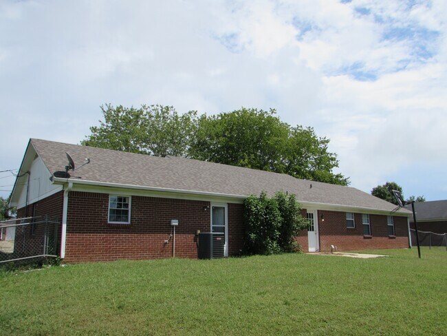 Building Photo - 110 Piper Ln