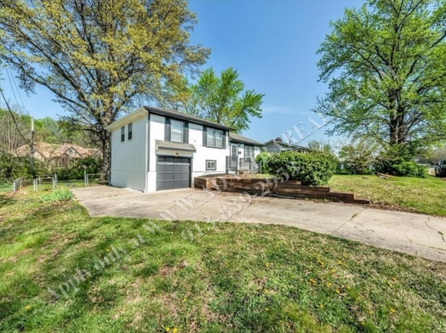 Building Photo - Updated 4 Bed 2 Bath Home in Lees Summit-C...