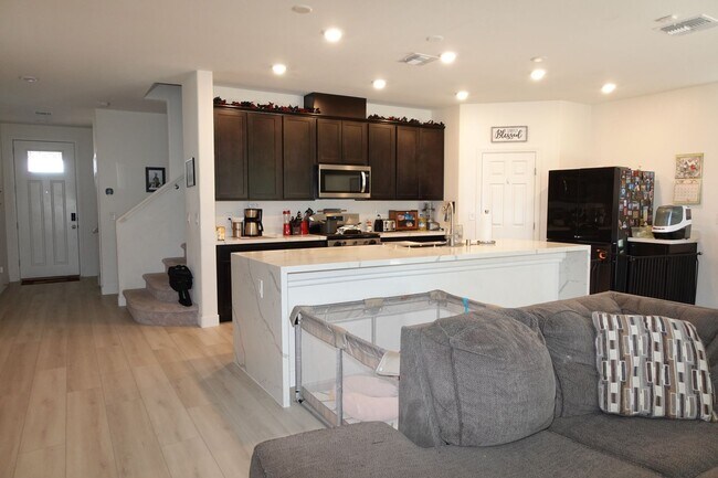 Foto del edificio - Coming Soon! 5/BR 4/BA Home in Gated Community