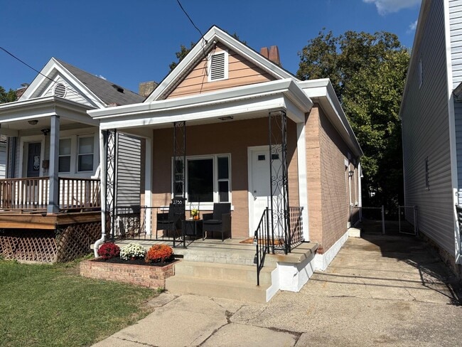 Building Photo - 2756 Latonia Ave