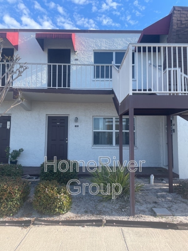 Foto del edificio - 9101 W Hillsborough Ave