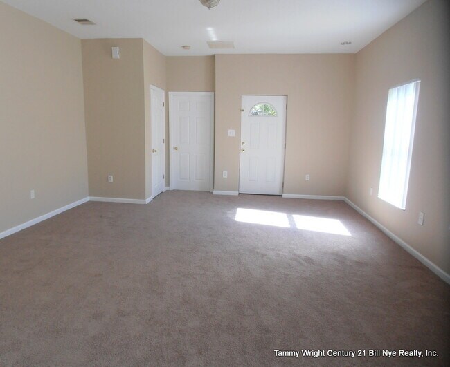 Foto del edificio - THREE BEDROOMS AND A TWO CAR GARAGE