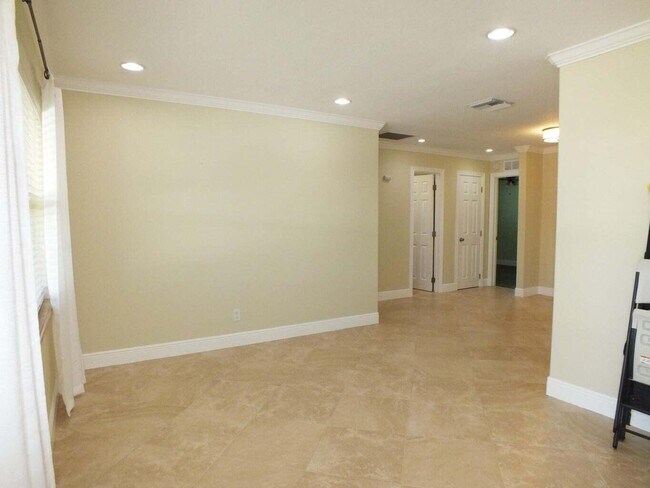 Foto del edificio - 121 SW 8th Ct