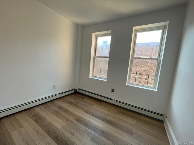 Building Photo - 987 Hegeman Ave