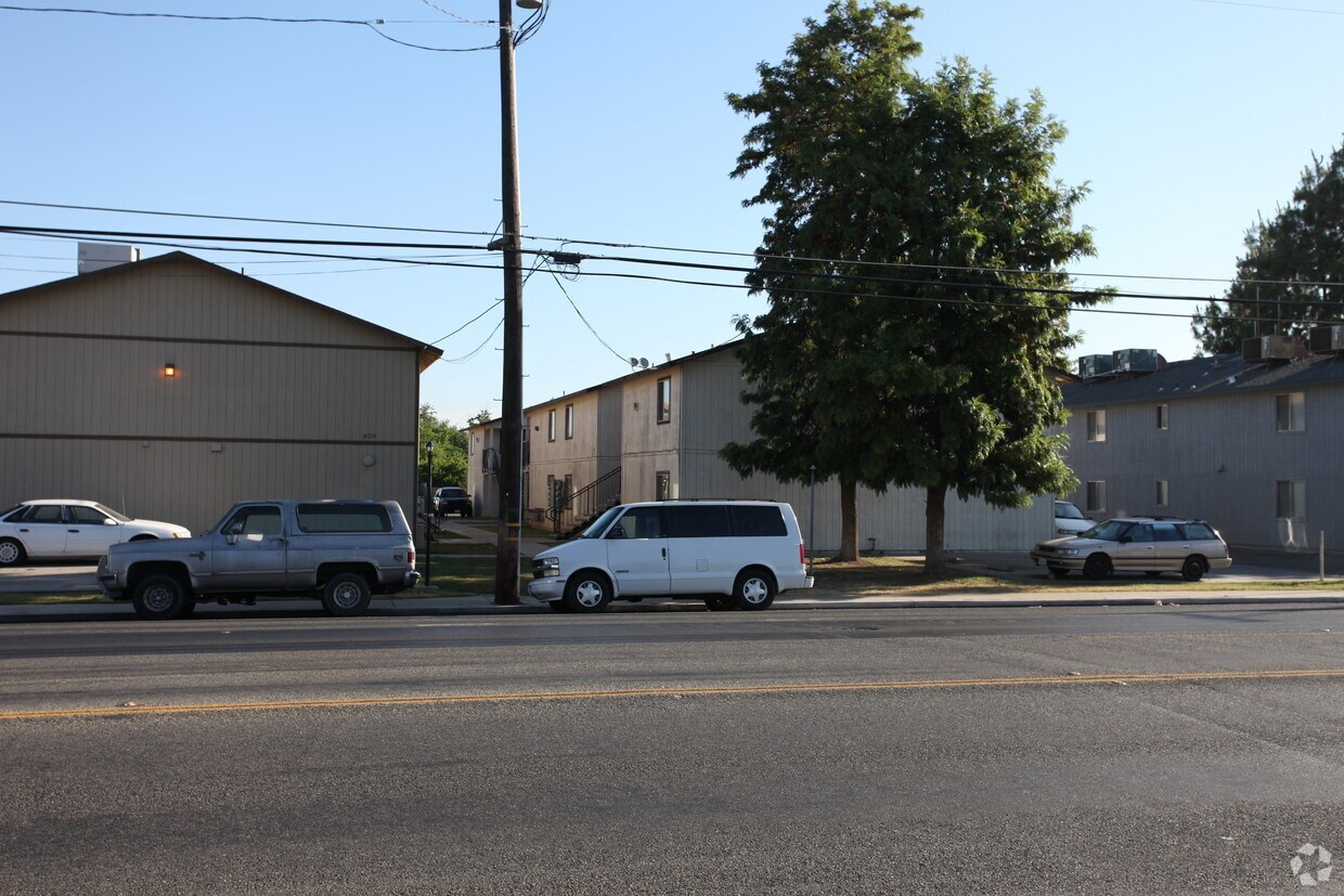 841 W El Monte Way, Dinuba, CA 93618 Apartments in Dinuba, CA