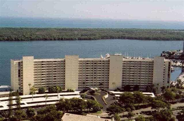 Primary Photo - 130 Lakeshore Dr