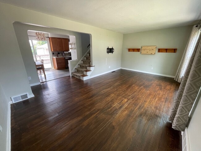 Photo - 216 E 328th St (Willowick, OH) House