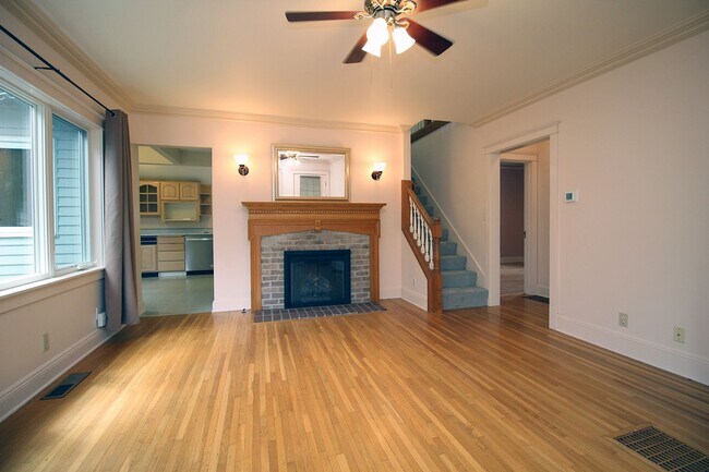 Building Photo - Gardener’s Delight – Updated 3 Bed/2 Bath ...
