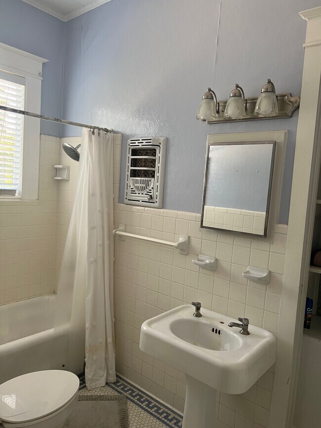 133 Hopkins Blvd Unit B, Biloxi, MS 39530 Room for Rent in Biloxi, MS