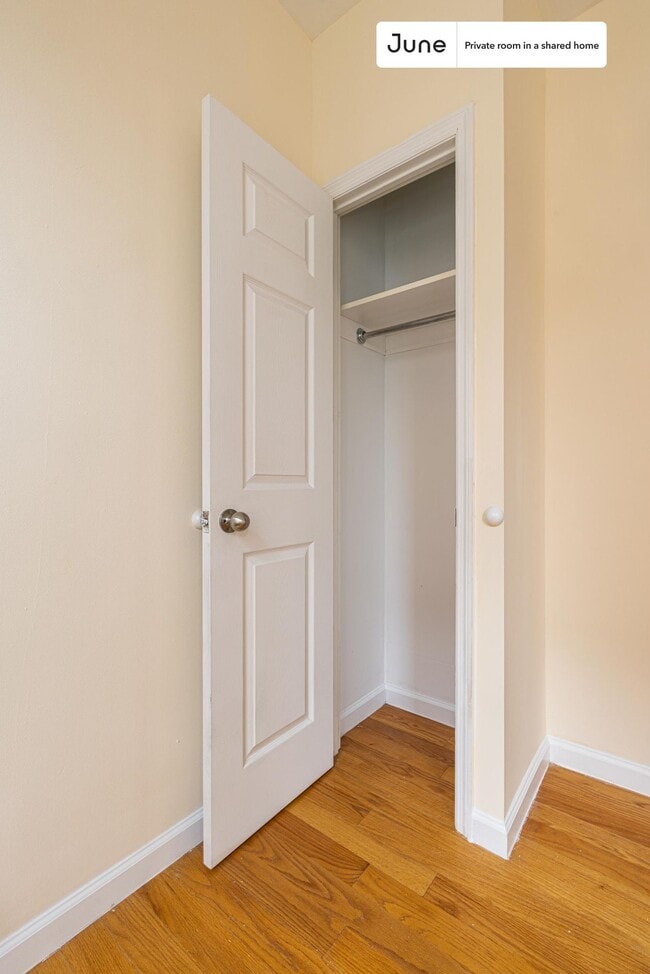 Building Photo - Private bedroom in 4 bed/2 bath Home